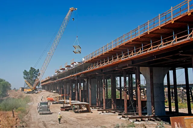 Construction of the Fresno River Viaduct in September 2016. The bridge is the first permanent structure being constructed as part of California High-Speed Rail. AB 04 eller ABT 06: skillnader för byggherrar
