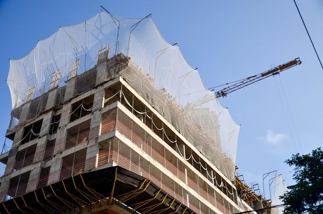 construction, building, safety net, crane, construction site, high-rise building, city, urban, safety net, safety net, safety net, safety net, safety net. Kollektivavtal och försäkringar: vad bör byggherren kontrollera?